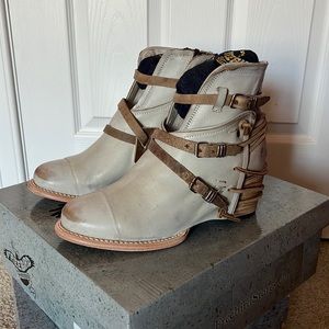 Freebird, CRUE, in ice, size 9.